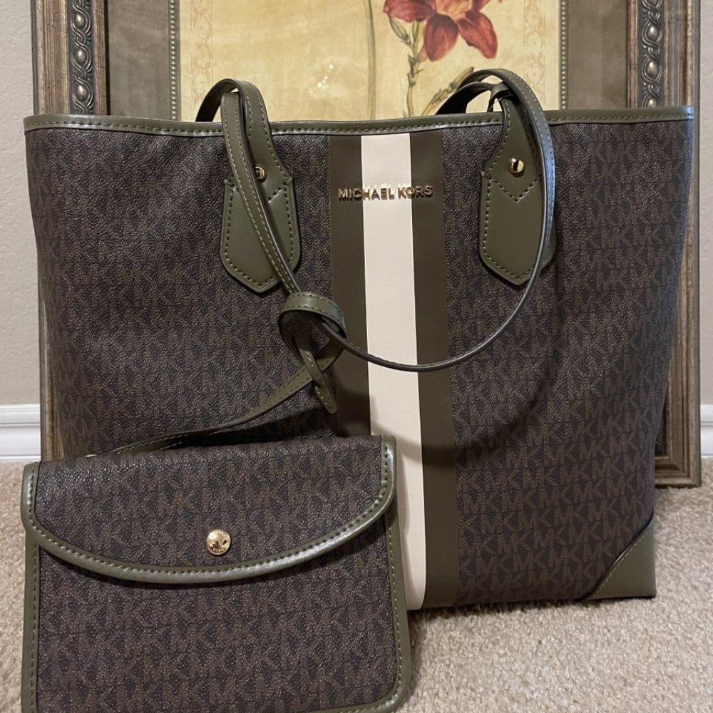 *SOLD* Michael Kors Eva Large Logo Shoulder